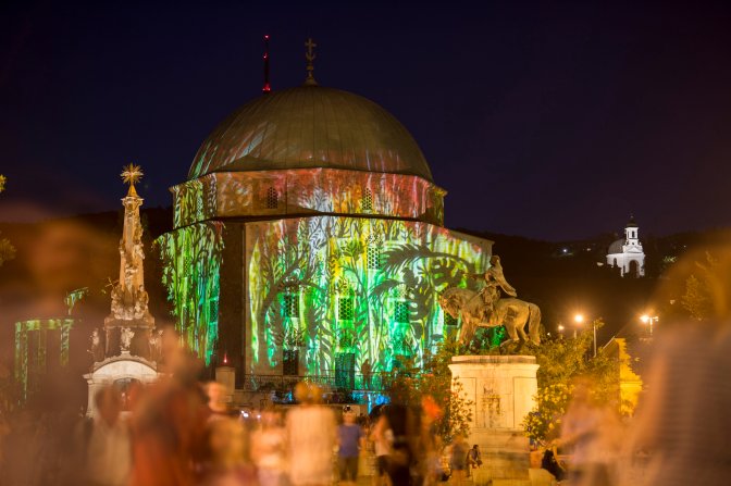 Pécs, 2016. július 3. Gázi Kászim pasa kivilágított dzsámija a Zsolnay Fényfesztivál második napján Pécsen 2016. július 2-án. MTI Fotó: Sóki Tamás
