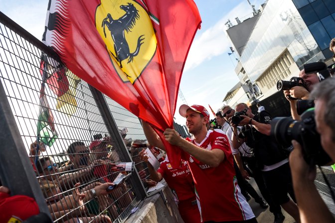 Mogyoród, 2016. július 21. Sebastian Vettel, a Ferrari csapat német versenyzõje szurkolókkal a hétvégi a Forma-1-es Magyar Nagydíj elsõ napján a mogyoródi Hungaroringen 2016. július 21-én. MTI Fotó: Marjai János