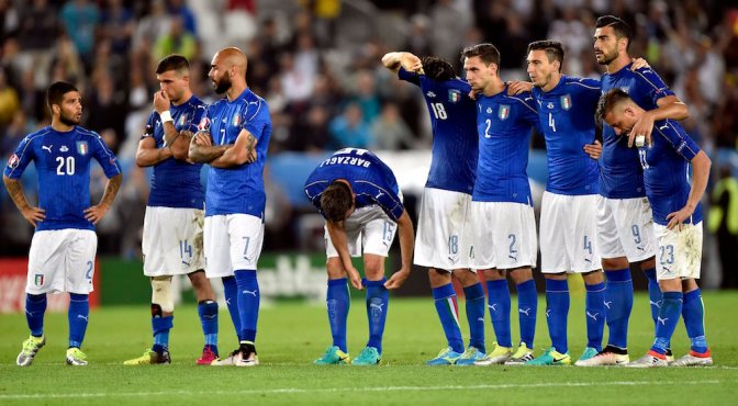Bordeaux, 2016. július 3. Az olasz játékosok a büntetőpárbaj alatt a franciaországi labdarúgó Európa-bajnokság negyeddöntőjének Németország - Olaszország mérkőzésén a bordeaux-i Új Stadionban 2016. július 2-án. A német Jonas Hector tizenegyes góljával a német válogatott nyerte a büntetőpárbajt, így ők jutottak tovább.  MTI Fotó: Illyés Tibor