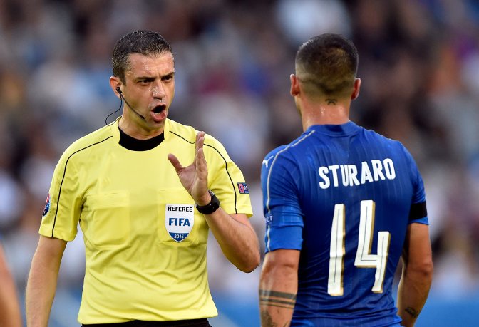 Bordeaux, 2016. július 2. Kassai Viktor játékvezetõ (b) és az olasz Stefano Sturaro a franciaországi labdarúgó Európa-bajnokság negyeddöntõjének Németország - Olaszország mérkõzésén a bordeaux-i Új Stadionban 2016. július 2-án. MTI Fotó: Illyés Tibor