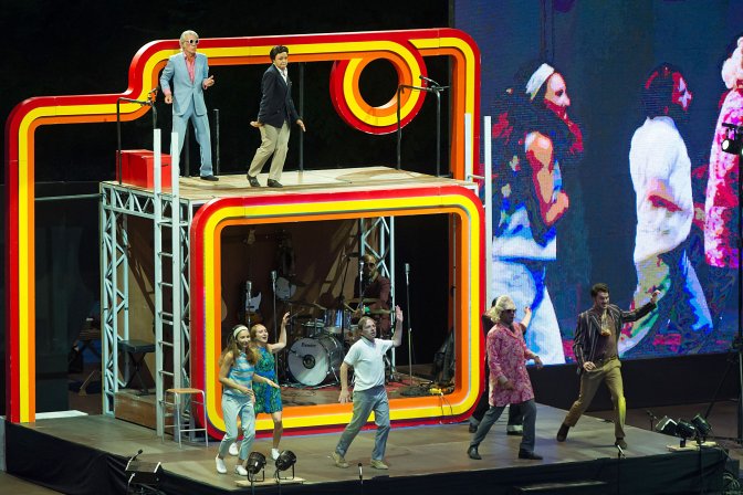 Budapest, 2016. július 2. Jelent William Shakespeare A két veronai nemes címû komédiájában a Margitszigeti Szabadtéri Színpadon 2016. július 1-jén. A Budapesti Nyári Fesztivál rendezvénysorozat keretében, Shakespeare halálának 400 éves évfordulója alkalmából a Shakespeares Globe Theatre és a Liverpool Everyman & Playhouse társulata vendégszerepel Budapesten. MTI Fotó: Lakatos Péter