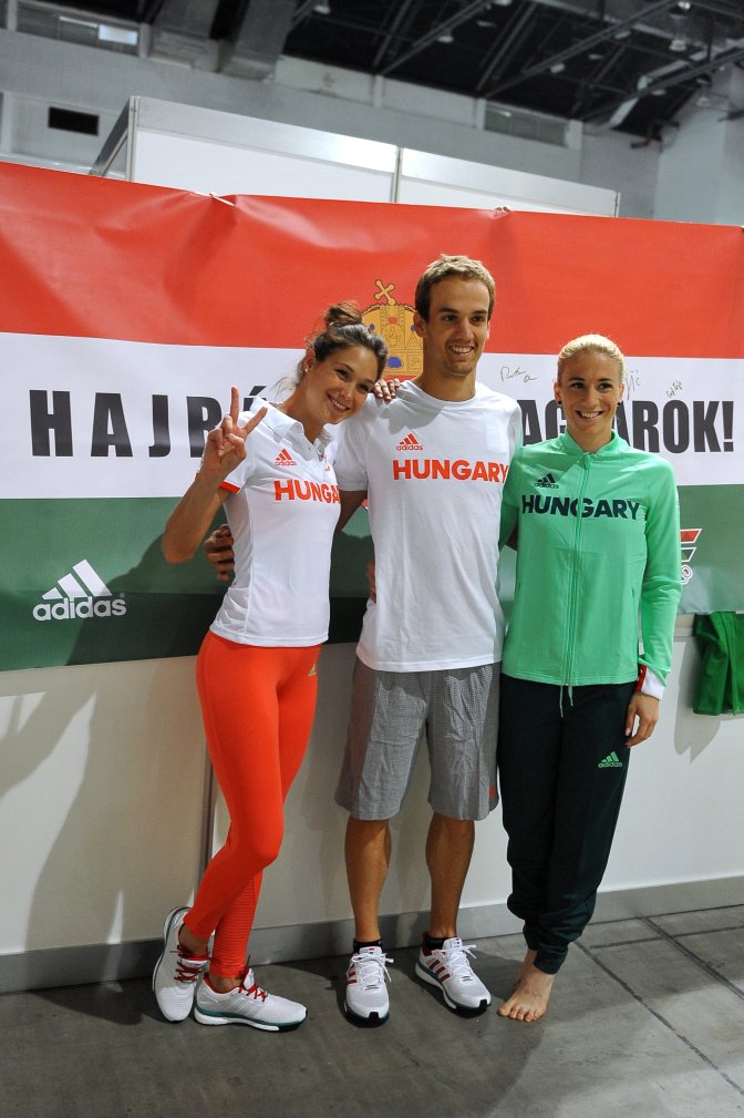 Budapest, 2016. július 2. Földházi Zsófia, Demeter Bence és Kovács Sarolta (b-j), a riói olimpián résztvevõ öttusázók fényképezkednek a formaruhák átvétele után a Syma Rendezvényközpontban 2016. július 2-án. MTI Fotó: Kovács Attila