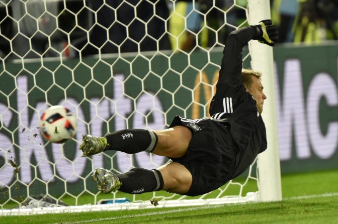 Bordeaux, 2016. július 2. Az olasz Leonardo Bonucci gólja 11-esbõl, a német kapus, Manuel Neuer a franciaországi labdarúgó Európa-bajnokság negyeddöntõjének Németország - Olaszország mérkõzésén a bordeaux-i Új Stadionban 2016. július 2-án. MTI Fotó: Illyés Tibor