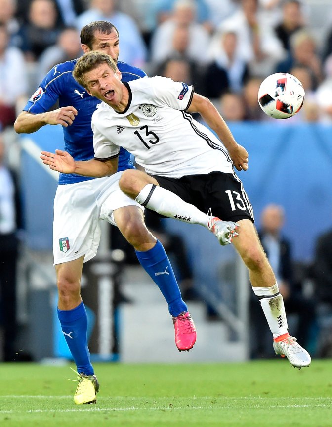 Bordeaux, 2016. július 2. Az olasz Giorgio Chiellini (hátul) és a német Thomas Müller (elöl) a franciaországi labdarúgó Európa-bajnokság negyeddöntõjének Németország - Olaszország mérkõzésén a bordeaux-i Új Stadionban 2016. július 2-án. MTI Fotó: Illyés Tibor