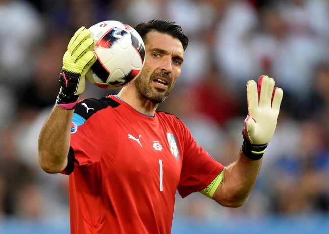 Bordeaux, 2016. július 2. Az olasz kapus, Gianluigi Buffon a franciaországi labdarúgó Európa-bajnokság negyeddöntõjének Németország - Olaszország mérkõzésén a bordeaux-i Új Stadionban 2016. július 2-án. MTI Fotó: Illyés Tibor