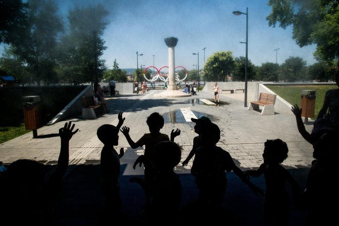 Budapest, 2016. július 12. Gyerekek hûsítik magukat a kánikulában egy párásító kapu alatt Budapesten, az Olimpia Parkban 2016. július 12-én. Tizenegy megyére és a fõvárosra másodfokú, az ország többi területére elsõfokú figyelmeztetést adott ki a meteorológiai szolgálat. A legmagasabb hõmérséklet többnyire 33-37 fok között várható. MTI Fotó: Balogh Zoltán