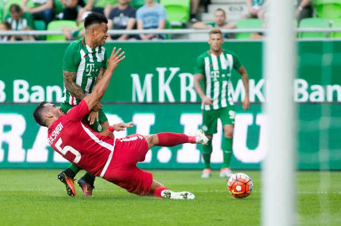 Budapest, 2016. július 20. A ferencvárosi Cristian Ramírez és az albán Gezim Krasniqi (5) a labdarúgó Bajnokok Ligája selejtezõjének második fordulójában játszott Ferencváros - Partizani mérkõzésen a Groupama Arénában 2016. július 16-án. MTI Fotó: Koszticsák Szilárd