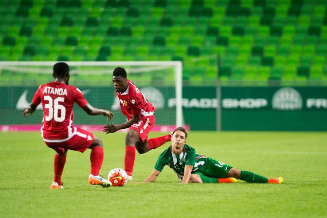 Budapest, 2016. július 20. Nagy Dominik (j), valamint az albán Sodiq Atanda (b) és Caleb Ekuban a labdarúgó Bajnokok Ligája selejtezõjének második fordulójában játszott Ferencváros - Partizani mérkõzésen a Groupama Arénában 2016. július 20-án. MTI Fotó: Koszticsák Szilárd
