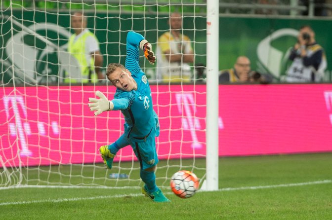 Budapest, 2016. július 20. A ferencvárosi Dibusz Dénes véd a labdarúgó Bajnokok Ligája selejtezõjének második fordulójában az albán Partizani ellen játszott mérkõzésen a Groupama Arénában 2016. július 20-án. A Ferencváros nem jutott be a labdarúgó Bajnokok Ligája selejtezõjének harmadik fordulójába: a zöld-fehérek 1-1-es rendes játékidõ és hosszabbítás után a tizenegyespárbajban alulmaradtak. MTI Fotó: Koszticsák Szilárd