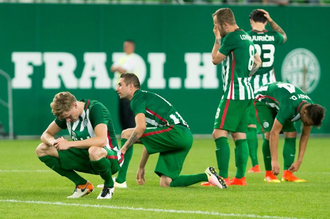 Budapest, 2016. július 20. Ferencvárosi játékosok a labdarúgó Bajnokok Ligája selejtezõjének második fordulójában az albán Partizani ellen játszott mérkõzés végén a Groupama Arénában 2016. július 20-án. A Ferencváros nem jutott be a labdarúgó Bajnokok Ligája selejtezõjének harmadik fordulójába: a zöld-fehérek 1-1-es rendes játékidõ és hosszabbítás után a tizenegyespárbajban alulmaradtak. MTI Fotó: Koszticsák Szilárd