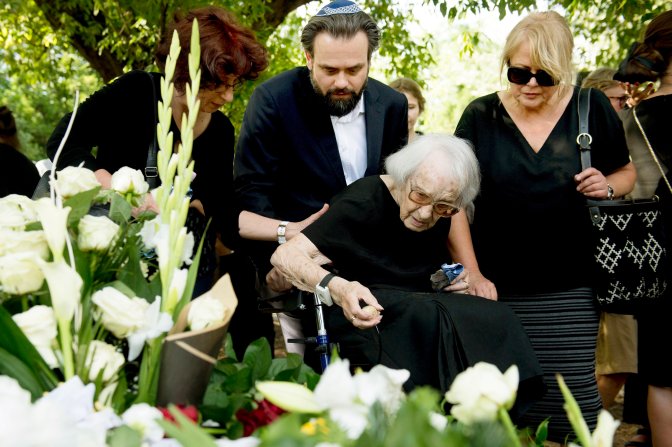 Budapest, 2016. július 21. Somló Tamás édesanyja (k) a zenész temetésén a budapesti Kozma utcai izraelita temetõben 2016. július 21-én. Somló Tamás 68 éves korában, hosszú betegség után, július 19-én hunyt el. MTI Fotó: Koszticsák Szilárd