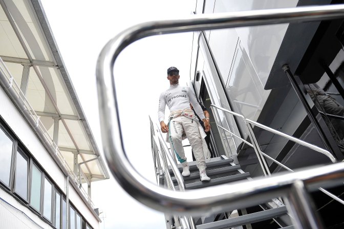 Mogyoród, 2016. július 22. A világbajnoki címvédõ Lewis Hamilton, a Mercedes csapat brit versenyzõje a Forma-1-es Magyar Nagydíj elsõ szabadedzése elõtt a mogyoródi Hungaroringen 2016. július 22-én. MTI Fotó: Czeglédi Zsolt