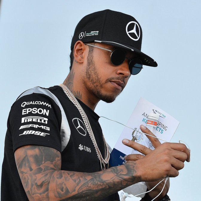 Mogyoród, 2016. július 22. A világbajnoki címvédõ Lewis Hamilton, a Mercedes csapat brit versenyzõje a Forma-1-es Magyar Nagydíj második szabadedzése utáni versenyzõi eligazítást követõen a mogyoródi Hungaroringen 2016. július 22-én. MTI Fotó: Czeglédi Zsolt