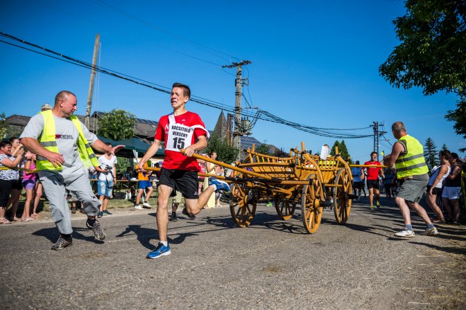 Kocs, 2016. július 10. A kocsi Nóri Fodrászata és Dominó Kft. csapata versenyez a 18. Kocsitoló Fesztiválon Kocson 2016. július 10-én. MTI Fotó: Bodnár Boglárka