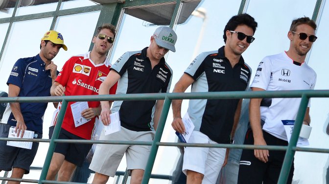 Mogyoród, 2016. július 22. Balról Felipe Nasr, a Sauber csapat brazil versenyzõje, Sebastian Vettel, a Ferrari csapat német (b2), Nico Hülkenberg, a Force India csapat német (b3), Sergio Perez, a Force India csapat mexikói (j2) és Jenson Button, a McLaren csapat brit pilótája (j) a Forma-1-es Magyar Nagydíj második szabadedzése utáni versenyzõi eligazítást követõen a mogyoródi Hungaroringen 2016. július 22-én. MTI Fotó: Czeglédi Zsolt