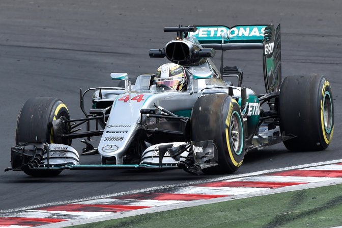 Mogyoród, 2016. július 22. A világbajnoki címvédõ Lewis Hamilton, a Mercedes csapat brit versenyzõje a boxutca felé tart megrongálódott autójával, miután kicsúszott a pályáról a Forma-1-es Magyar Nagydíj második szabadedzésén a mogyoródi Hungaroringen 2016. július 22-én. MTI Fotó: Kovács Tamás