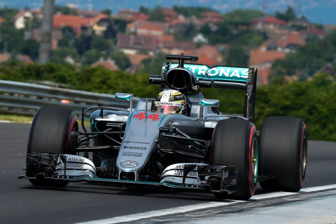 Mogyoród, 2016. július 22. A világbajnoki címvédõ Lewis Hamilton, a Mercedes csapat brit versenyzõje a Forma-1-es Magyar Nagydíj elsõ szabadedzésén a mogyoródi Hungaroringen 2016. július 22-én. MTI Fotó: Czeglédi Zsolt