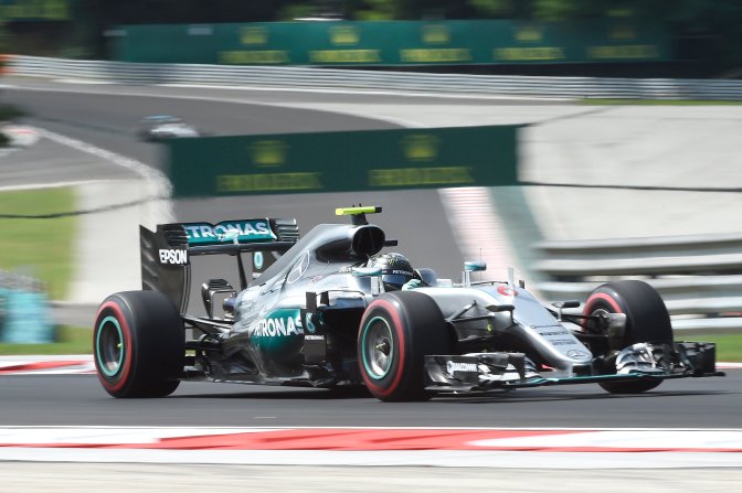 Mogyoród, 2016. július 22. Nico Rosberg, a Mercedes csapat német versenyzõje a Forma-1-es Magyar Nagydíj elsõ szabadedzésén a mogyoródi Hungaroringen 2016. július 22-én. MTI Fotó: Kovács Tamás