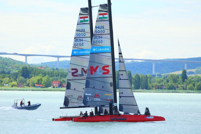 Tihany, 2016. július 14. A Fifty-Fifty nevû kétárbocos magyar építésû katamarán legénysége Józsa Márton kormányos vezetésével a 48. Kékszalag Erste World Nagydíj tókerülõ vitorlásversenyen Tihanynál 2016. július 14-én. MTI Fotó: Szántó Áron