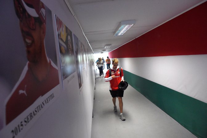 Mogyoród, 2016. július 22. Sebastian Vettel, a Ferrari csapat német versenyzõje érkezik a Forma-1-es Magyar Nagydíj második napján a mogyoródi Hungaroringen 2016. július 22-én. MTI Fotó: Kovács Tamás