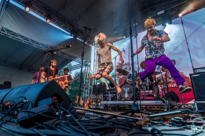 Kapolcs, 2016. július 23. Palágyi Máté hegedûs (j2) és Fehér Gábor basszusgitáros (j) a Bohemian Betyars koncertjén a 26. Mûvészetek Völgye 2016 kulturális fesztiválon 2016. július 23-án. MTI Fotó: Szigetváry Zsolt