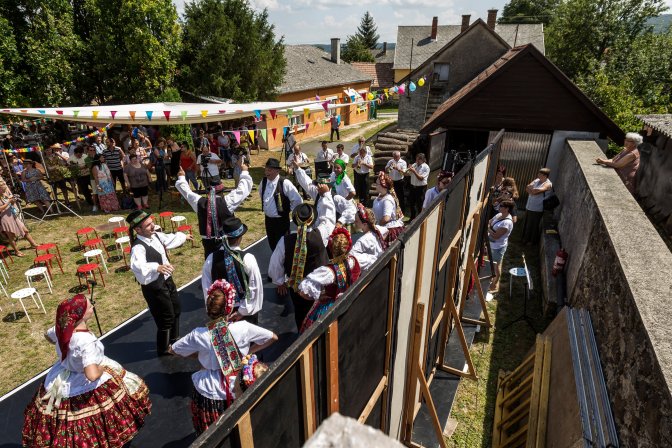 Taliándörögd, 2016. július 22. A zengõvárkonyi Köpüfa zenekar és táncosai lépnek fel a 26. Mûvészetek Völgye kulturális fesztivál megnyitóján Taliándörögdön 2016. július 22-én. MTI Fotó: Szigetváry Zsolt