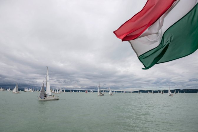Balatonfüred, 2016. július 14. A 48. Kékszalag Erste World Nagydíj tókerülõ vitorlásverseny mezõnye rajt után Balatonfüreden 2016. július 14-én. MTI Fotó: Bodnár Boglárka