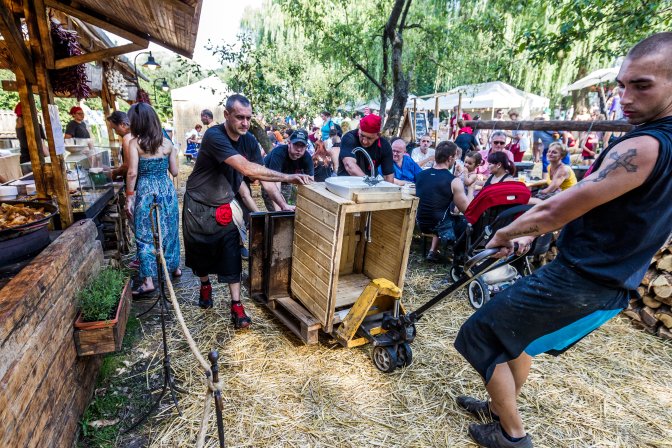 Kapolcs, 2016. július 23. Résztvevõk a 26. Mûvészetek Völgye 2016 kulturális fesztiválon 2016. július 23-án. MTI Fotó: Szigetváry Zsolt