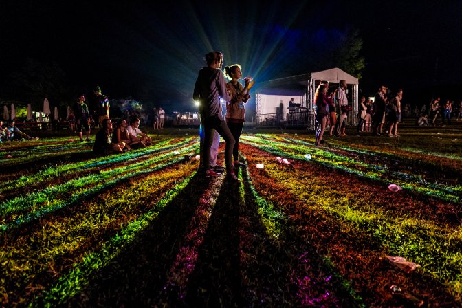 Kapolcs, 2016. július 23. A közönség az Ivan and the Parazol együttes koncertjén a 26. Mûvészetek Völgye 2016 kulturális fesztiválon 2016. július 22-én. MTI Fotó: Szigetváry Zsolt