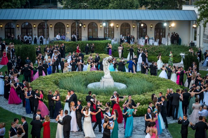 Balatonfüred, 2016. július 23. A 191. Anna-bál résztvevõi táncolnak a balatonfüredi Anna Grand Hotel parkjában 2016. július 23-án. MTI Fotó: Bodnár Boglárka