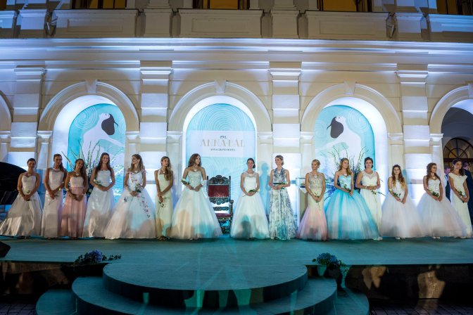 Balatonfüred, 2016. július 24. A 191. Anna-bál szépe verseny résztvevõi az Anna Grand Hotel parkjában 2016. július 23-án. MTI Fotó: Bodnár Boglárka