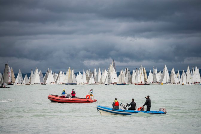 Balatonfüred, 2016. július 14. A 48. Kékszalag Erste World Nagydíj tókerülõ vitorlásverseny mezõnye rajt után Balatonfüreden 2016. július 14-én. MTI Fotó: Bodnár Boglárka