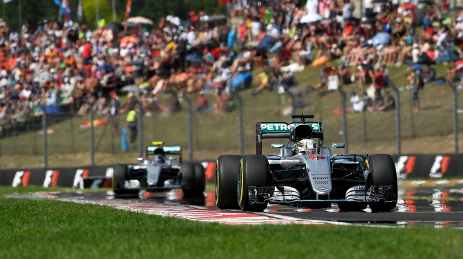 Mogyoród, 2016. július 24. A világbajnoki címvédõ Lewis Hamilton, a Mercedes csapat brit versenyzõje az élen, mögötte csapattársa, a német Nico Rosberg a Forma-1-es Magyar Nagydíjon a mogyoródi Hungaroringen 2016. július 24-én. MTI Fotó: Czeglédi Zsolt