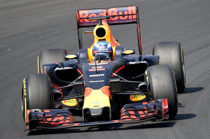 Mogyoród, 2016. július 24. Daniel Ricciardo, a Red Bull csapat ausztrál versenyzõje a Forma-1-es Magyar Nagydíjon a mogyoródi Hungaroringen 2016. július 24-én. MTI Fotó: Kovács Tamás