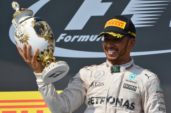 Mogyoród, 2016. július 24. A gyõztes Lewis Hamilton, a Mercedes csapat brit versenyzõje a Forma-1-es Magyar Nagydíj eredményhirdetésén a mogyoródi Hungaroringen 2016. július 24-én. MTI Fotó: Czeglédi Zsolt