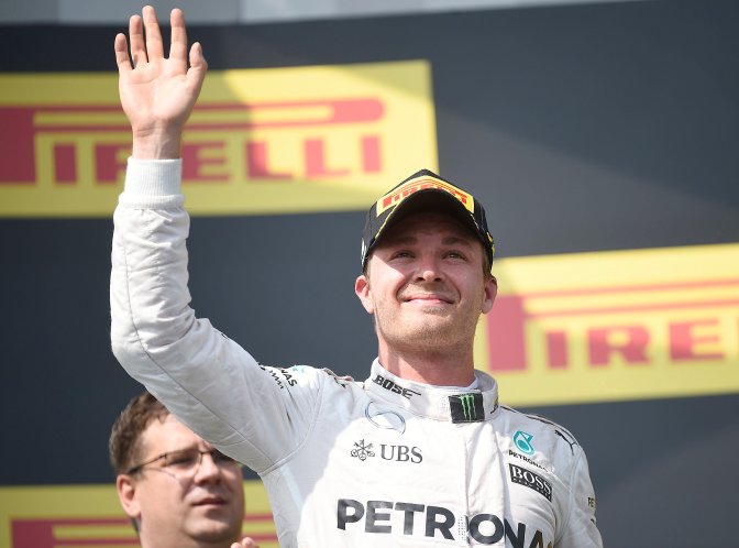 Mogyoród, 2016. július 24. A második helyezett Nico Rosberg, a Mercedes csapat német versenyzõje a Forma-1-es Magyar Nagydíj eredményhirdetésén a mogyoródi Hungaroringen 2016. július 24-én. MTI Fotó: Kovács Tamás