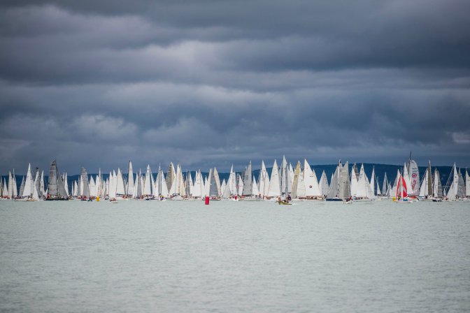 Balatonfüred, 2016. július 14. A 48. Kékszalag Erste World Nagydíj tókerülõ vitorlásverseny mezõnye rajt után Balatonfüreden 2016. július 14-én. MTI Fotó: Bodnár Boglárka