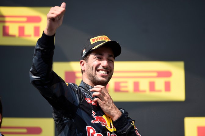 Mogyoród, 2016. július 24. A harmadik helyezett Daniel Ricciardo, a Red Bull csapat ausztrál versenyzõje a Forma-1-es Magyar Nagydíj eredményhirdetésén a mogyoródi Hungaroringen 2016. július 24-én. MTI Fotó: Kovács Tamás