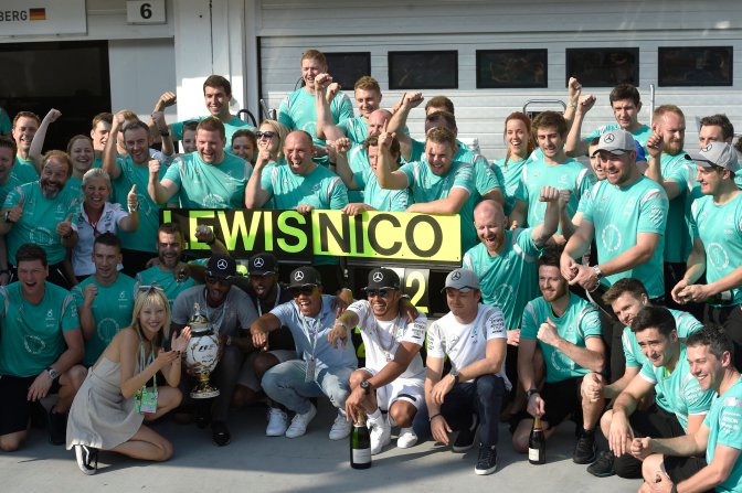 Mogyoród, 2016. július 24. Ez elsõ helyezett, világbajnoki címvédõ brit Lewis Hamilton (elöl, középen) és a második helyen végzett Nico Rosberg (tõle jobbre), a Mercedes versenyzõi csapattársaikkal ünnepelnek Forma-1-es Magyar Nagydíj eredményhirdetése után a mogyoródi Hungaroringen 2016. július 24-én. MTI Fotó: Kovács Tamás