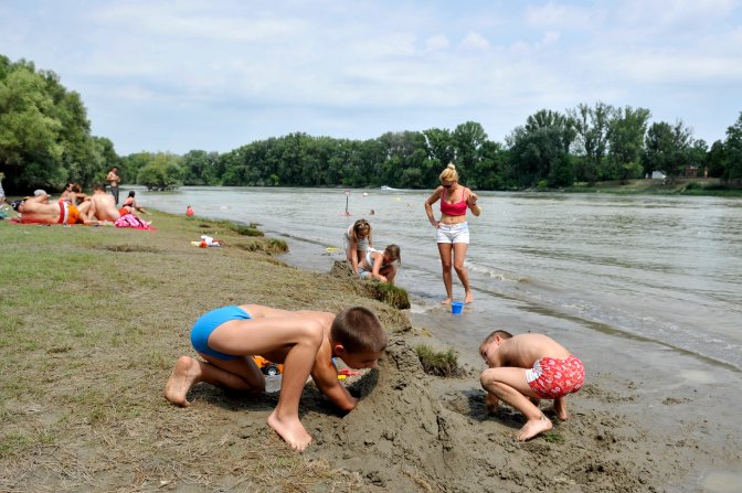 Szentendre, 2016. július 24. Strandolók Szentendrén, a dunai szabadstrandon 2016. július 24-én. A Postás strandot nyilvánították a város elsõ legális szabadstrandjává. MTI Fotó: Kovács Attila
