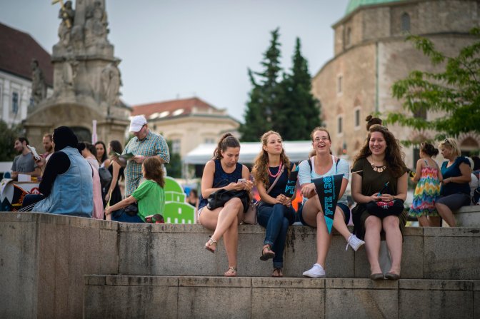 Pécs, 2016. július 26. Érdeklõdõk a Pont Ott Parti hivatalos ponthatárváró rendezvényen a pécsi Széchenyi téren 2016. július 26-án. Ezen a napon este 20 órakor várható a szeptemberben induló felsõoktatási képzések ponthatárainak kihirdetése. MTI Fotó: Sóki Tamás