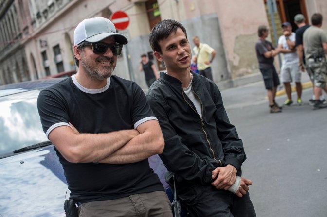 Budapest, 2016. július 26. Mundruczó Kornél rendezõ (b) és az Aryaan Dervishi szerepét alakító Jéger Zsombor a rendezõ Felesleges ember címû filmjének forgatásán a fõvárosi Murányi utcában 2016. július 26-án. MTI Fotó: Kallos Bea