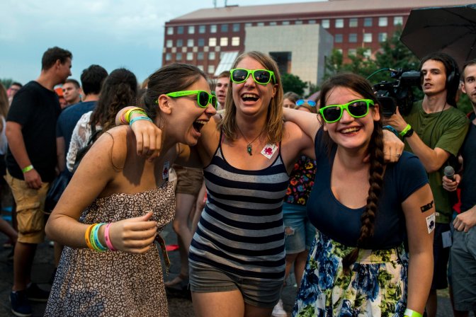 Budapest, 2016. július 26. Érdeklõdõk a Pont Ott Parti hivatalos ponthatárváró rendezvényen a felsõoktatási képzések ponthatárainak kihirdetése után a budapesti Infoparkban 2016. július 26-án. A felsõoktatásba jelentkezõ több mint 111 ezer diák mintegy 67 százalékát felvették valamelyik egyetemre, illetve fõiskolára, majdnem 4 százalékkal többet mint tavaly. MTI Fotó: Marjai János