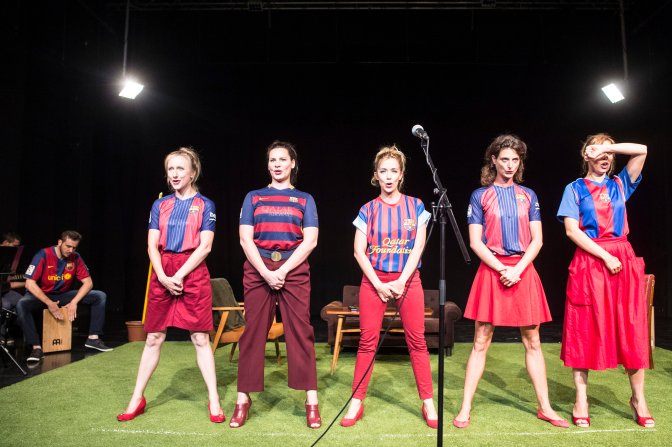 Budapest, 2016. július 28. Szandtner Anna, Péter Kata, Kovács Patrícia, Jordán Adél és Járó Zsuzsa (b-j) az AlkalMáté Trupp társulat Mészáros Béla címû elõadásának fotóspróbáján a budapesti Jurányi Házban 2016. július 27-én este. A Máté-Horvai-színészosztály sorozatának újabb elõadását július 28-án mutatják be Máté Gábor rendezésében. MTI Fotó: Kallos Bea