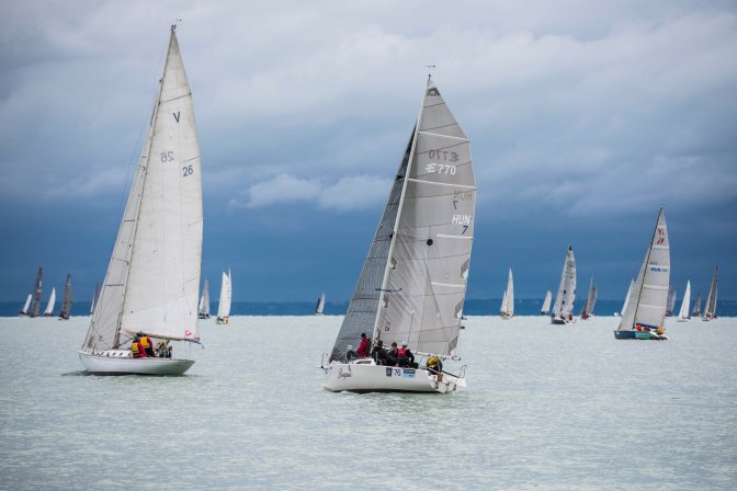 Balatonfüred, 2016. július 14. A 48. Kékszalag Erste World Nagydíj tókerülõ vitorlásverseny mezõnye rajt után Balatonfüreden 2016. július 14-én. MTI Fotó: Bodnár Boglárka
