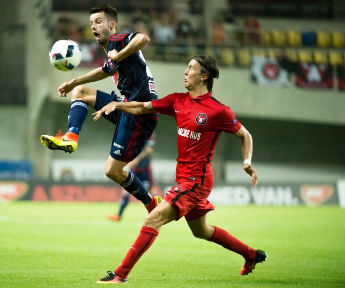 Felcsút, 2016. július 28. A fehérvári Asmir Suljic (b) és Kristoffer Olsson, a dán csapat játékosa a labdarúgó Európa Liga-selejtezõjének harmadik fordulójában játszott Videoton FC - Midtjylland mérkõzésen a felcsúti Pancho Arénában 2016. július 28-án. MTI Fotó: Koszticsák Szilárd