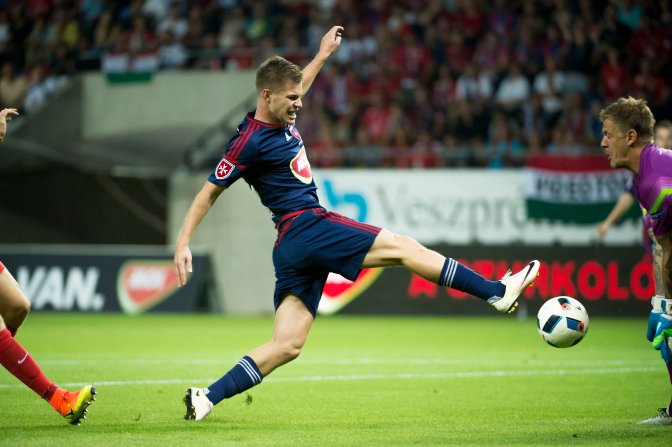 Felcsút, 2016. július 28. A fehérvári Géresi Krisztián (b) és Johan Dahlin, a dán csapat kapusa a labdarúgó Európa Liga-selejtezõjének harmadik fordulójában játszott Videoton FC - Midtjylland mérkõzésen a felcsúti Pancho Arénában 2016. július 28-án. MTI Fotó: Koszticsák Szilárd