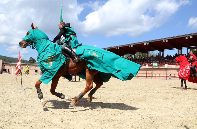 Miskolc, 2016. július 30. A Sárkányos Szövetség Lovagjainak bemutatója a Középkori forgatag elnevezésû rendezvényen a diósgyõri várnál, a Lovagi Tornák Terén 2016. július 30-án. MTI Fotó: Vajda János