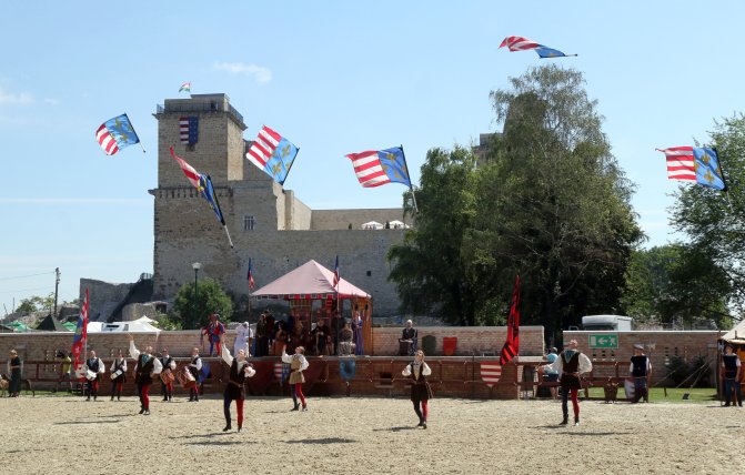 Miskolc, 2016. július 30. A Pavane történelmi tánccsoport zászlóforgatóinak bemutatója a Középkori forgatag elnevezésû rendezvényen a diósgyõri várnál, a Lovagi Tornák Terén 2016. július 30-án. MTI Fotó: Vajda János