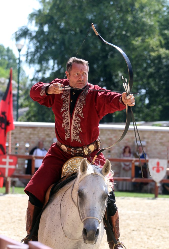 Miskolc, 2016. július 30. Kassai Lajos világrekorder lovas íjász bemutatója a Középkori forgatag elnevezésû rendezvényen a diósgyõri várnál, a Lovagi Tornák Terén 2016. július 30-án. . MTI Fotó: Vajda János